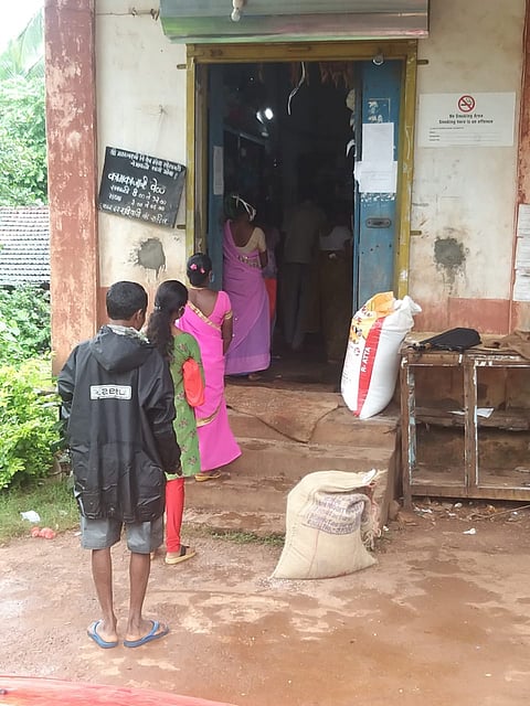 नेटवर्क नसल्याने ग्राहक स्वस्त धान्य दुकानासमोर असे ताटकळत उभे राहत आहेत.