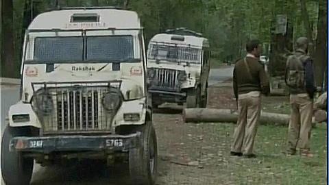 Republished :Kashmir crisis: PDP’s Pulwama district president shot dead, fresh clashes break out in Srinagar