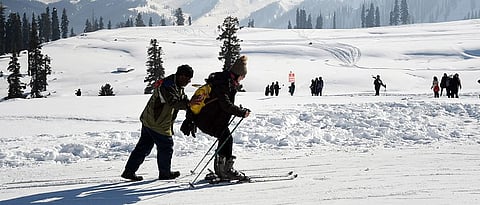 winter dreamland Snowfall in Kahmir valley flights at Shrinagar Airport suspended