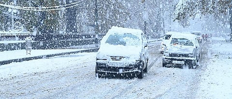 Jammu Srinagar highway closed due to heavy snowfall 4500 vehicles stranded