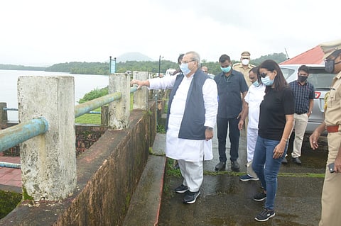 साळावली धरण परिसराचा कुटुंबियांसमवेत आनंद लुटताना राज्यपाल सत्यपाल मलिक.