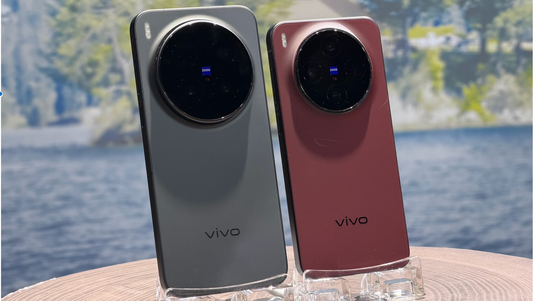 Vivo X300 Pro Elite Black (left) and Vivo X300 Summit Red (right).