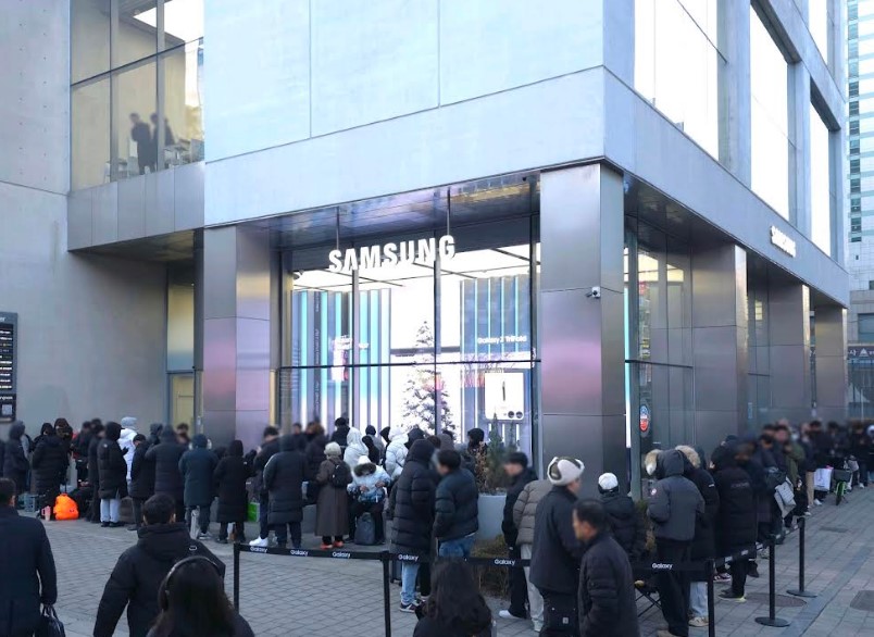 Customers lined up buy Galaxy Z Trifold at Samsung store in Seoul.