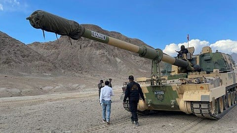 Alt="K-9 Vajra howitzers"