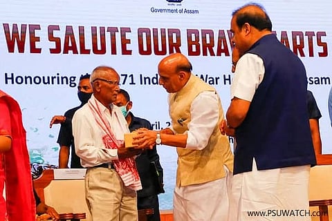 Defence Minister felicitates 1971 war veterans in Assam