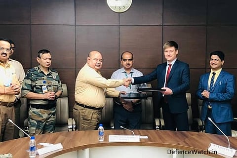 Manoj Kumar, Executive Director (National Marketing), BEL, and Roman Komissarow, Deputy Director General, DI, display the MoU document. Joint Secretary (P&C) Anurag Bajpai and other senior officers