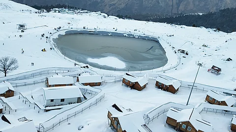 With fresh snowfall adorning Uttarakhand's Auli, it's the perfect time for a dreamy getaway!