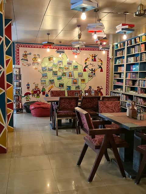 Maulyar Book Cafe