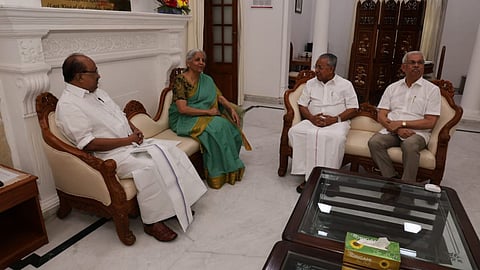 കേന്ദ്ര ധനമന്ത്രി നിര്മ്മല സീതാരാമന് ന്യൂഡല്ഹി കേരള ഹൗസില് ഗവര്ണര് രാജേന്ദ്ര വിശ്വനാഥ് ആര്ലേക്കര്, മുഖ്യമന്ത്രി പിണറായി വിജയന് എന്നിവരുമായി കൂടിക്കാഴ്ച നടത്തുന്നു. കെ.വി തോമസ് സമീപം.