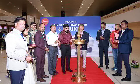 എയര് ഏഷ്യ കൊച്ചി-തായ്ലന്ഡ് വിമാന സര്വീസ് സിയാല് മാനേജിംഗ് ഡയറക്ടര് എസ്. സുഹാസ് സര്വീസ് ഉദ്ഘാടനം ചെയ്യുന്നു.