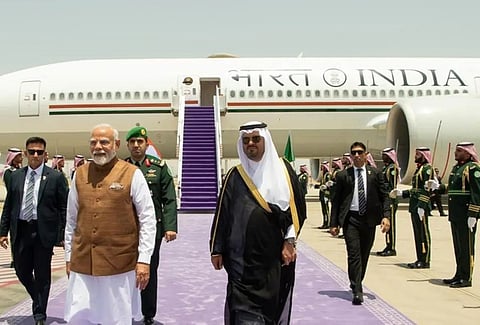 പ്രധാനമന്ത്രി നരേന്ദ്രമോദിയെ ജിദ്ദ കിംഗ് അബ്ദുല് അസീസ് അന്താരാഷ്ട്ര വിമാനത്താവളത്തില് മക്ക ഡപ്യൂട്ടി ഗവര്ണര് സൗദ് ബിന് മിഷാല് ബിന് അബ്ദുല് അസീസ് സ്വീകരിക്കുന്നു.