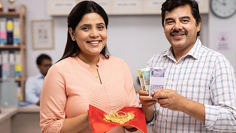 personal loan man and women taking gold loan