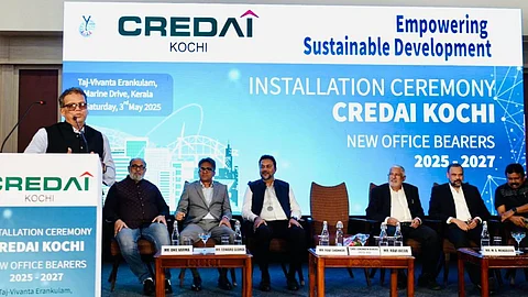ക്രെഡായ് കൊച്ചിയുടെ 2025-27 കാലയളവിലെ പുതിയ നേതൃത്വത്തിന്റെ സ്ഥാനാരോഹണച്ചടങ്ങിൽ കെ.എം.ആര്.എല് എം.ഡി ലോക്നാഥ് ബെഹ്റ സംസാരിക്കുന്നു.
