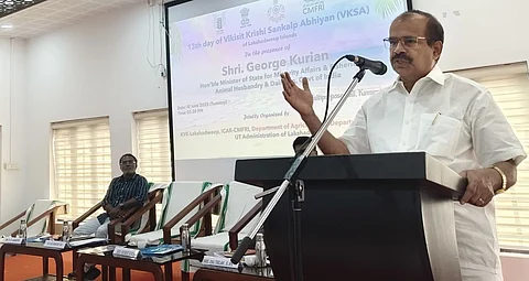ലക്ഷദ്വീപിലെ കവരത്തിയില് നടന്ന വികസിത് കൃഷി സങ്കല്പ് അഭിയാന് പരിപാടിയില് കേന്ദ്ര മന്ത്രി ജോര്ജ് കുര്യന് സംസാരിക്കുന്നു.