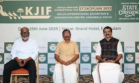 കേരളത്തിലെ സ്വര്ണം, വെള്ളി ഡയമണ്ട് വ്യാപാരികളുടെ സമ്പൂര്ണ സംസ്ഥാന സമ്പൂര്ണ സമ്മേളനത്തിന്റെ ഭാഗമായി കൊച്ചിയില് നടന്ന വാർത്താ സമ്മേളനത്തിൽ വി.കെ മനോജ് (പ്രൊജക്റ്റ് ഡയറക്ടര്, യുണൈറ്റഡ് എക്സിബിഷന്സ്), ഓള് കേരള ഗോള്ഡ് ആന്ഡ് സില്വര് മെര്ച്ചന്റ്സ് അസോസിയേഷന് ഭാരവാഹികളായ കെ. സുരേന്ദ്രന്, അഡ്വ എസ്. അബ്ദുള് നാസര് എന്നിവർ സംസാരിക്കുന്നു.