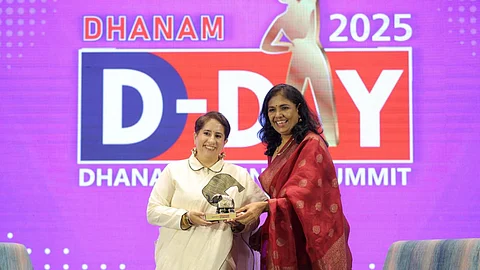 ധനം ബിസിനസ് സമിറ്റില് മുഖ്യാതിഥിയായ ഓസ്കാര് അവാര്ഡ് ജേതാവ് ഗുനീത് മോംഗ കപൂറിന് ധനം ബിസിനസ് മീഡിയ എക്സിക്യൂട്ടീവ് എഡിറ്റര് മരിയ ഏബ്രഹാം ഉപഹാരം നല്കുന്നു.