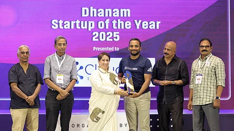 ധനം സ്റ്റാര്ട്ടപ്പ് പുരസ്കാരം ക്ലൗഡ്സെക് സിഇഒ രാഹുല് ശശിക്ക് ഓസ്കാര് അവാര്ഡ് ജേതാവ് ഗുനീത് മോംഗ കപൂര് സമ്മാനിക്കുന്നു.