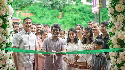 കളമശ്ശേരി എച്ച്എംടി ജംഗ്ഷനു സമീപം ഓര്ഗാനിക്, നാടന് ഭക്ഷ്യോല്പ്പന്ന സ്റ്റോറായ റൂട്സ് റ്റു റൂട്സ് സംഗീതസംവിധായകന് അല്ഫോണ്സ് ജോസഫ് ഉദ്ഘാടനം ചെയ്യുന്നു. റൂട്സ് റ്റു റൂട്സ് മാതൃകമ്പനിയായ കോട്ട് വെഞ്ച്വേഴ്സ് മാനേജിംഗ് ഡയറക്ടര് നിബി കൊട്ടാരം, ഡയറക്ടര് സിമി എന്. ജോസ് എന്നിവര് സമീപം.