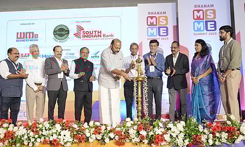 തൃശൂര് ഹയാത്ത് റീജന്സിയില് നടന്ന ധനം എംഎസ്എംഇ സമ്മിറ്റ് വ്യവസായ മന്ത്രി പി. രാജീവ് ഉദ്ഘാടനം ചെയ്യുന്നു. ഫ്രാഞ്ചൈസിംഗ് വിദഗ്ധന് ഡോ. ചാക്കോച്ചന് മത്തായി, തൃശൂര് ചേംബര് ഓഫ് കോമേഴ്സ് പ്രസിഡന്റ് സജീവ് മഞ്ഞില, ടൈ കേരള പ്രസിഡന്റ് വിവേക് കൃഷ്ണ ഗോവിന്ദ്, മണപ്പുറം ഫിനാന്സ് എംഡി വി.പി നന്ദകുമാര്, ധനം ബിസിനസ് മീഡിയ ചീഫ് എഡിറ്ററും ചെയര്മാനുമായ കുര്യന് ഏബ്രഹാം, എം.എസ്.എം.ഇ ഡെവലപ്മെന്റ് ആന്ഡ് ഫസിലിറ്റേഷന് ഓഫീസ് ജോയിന്റ് ഡയറക്റ്ററും മേധാവിയുമായ ജി.എസ് പ്രകാശ്, തൃശൂര് മാനേജ്മെന്റ് അസോസിയേഷന് പ്രസിഡന്റ് പദ്മകുമാര്, എക്സിക്യൂട്ടീവ് എഡിറ്ററും ഡയറക്റ്ററുമായ മരിയ ഏബ്രഹാം, ഡയറക്ടറും വൈസ് പ്രസിഡന്റുമായ വിജയ് കുര്യന് ഏബ്രഹാം എന്നിവര് സമീപം.