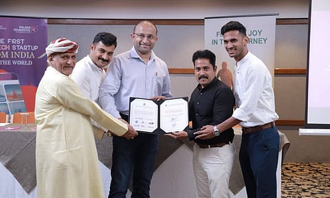പാലന മൈന്റ്ടെക് സ്റ്റാര്ട്ടപ്പിന്റെ എക്സിക്യൂട്ടീവ് ഡയറക്ടറും ചീഫ് മെഡിക്കല് അഡൈ്വസറുമായ ഡോ. അരുണ് ഉമ്മന് സ്ഥാപകനും ചെയര്മാനുമായ ബിജു ശിവാനന്ദന് സര്ട്ടിഫിക്കറ്റ് കൈമാറുന്നു. ഡയറക്ടര് ആറളം അബ്ദുറഹ്മാന് ഹാജി, സഹസ്ഥാപകരായ മനോജ് രോഹിണി, മണികണ്ഠന് എന്നിവര് സമീപം