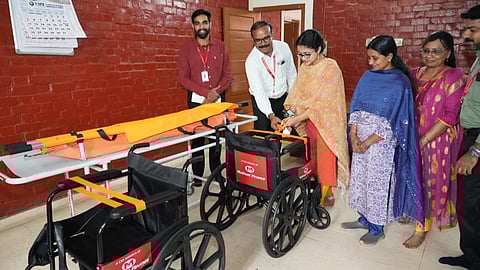 സഖി വണ് സ്റ്റോപ്പ് സെന്ററിന് വീല്ചെയറുകളും സട്രെച്ചറുകളും നല്കി മുത്തൂറ്റ് ഫിനാന്സ്