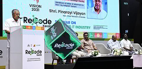 വിഷൻ 2031 ഭാഗമായി ഐ.ടി. വകുപ്പ് സംഘടിപ്പിച്ച റീകോഡ് കേരള 2025 സെമിനാർ കാക്കനാട് കിൻഫ്ര ഇന്റർനാഷണൽ കൺവെൻഷൻ സെന്ററിൽ മുഖ്യമന്ത്രി പിണറായി വിജയൻ ഉദ്ഘാടനം ചെയ്യുന്നു. വ്യവസായ വകുപ്പ് മന്ത്രി പി രാജീവ്, പി.വി ശ്രീനിജൻ എം.എൽ.എ, കൊച്ചി മേയർ അഡ്വ. എം. അനിൽ കുമാർ എന്നിവർ സമീപം