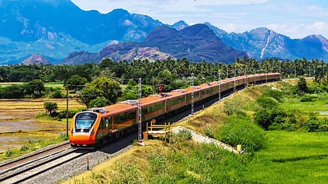 ബെംഗളൂരു മലയാളികള്ക്ക് ഇനി രാജകീയ യാത്ര, സ്വകാര്യ ബസുകളുടെ കൊള്ള അവസാനിക്കും; വന്ദേഭാരത് നിരക്കുകള് അറിയാം