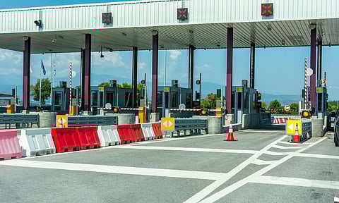 ടോള് പ്ലാസകളില് കാത്തുകിടക്കാതെ കുതിച്ചു പായാം, ഒരു വര്ഷത്തിനകം രാജ്യം മുഴുവന് ബാരിയര്-ലെസ് ഇലക്ട്രോണിക് സംവിധാനമെന്ന് ഗഡ്കരി