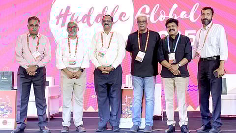 മുഖ്യമന്ത്രിയുടെ മുന് പ്രിന്സിപ്പല് സെക്രട്ടറി എം ശിവശങ്കര്, ശാസ്ത്ര സര്വകലാശാല മുന് വൈസ് ചാന്സലറും കോഴിക്കോട് ഐഐഎം ഫാക്കല്റ്റിയുമായ ഡോ. സജി ഗോപിനാഥ്, അനലിറ്റിക്സ് ലീഡര് തപന് രായ്ഗുരു, സെന്റര് ഫോര് മാനേജ്മെന്റ് ഡവലപ്മെന്റ് ഡയറക്ടര് ഡോ. ജയശങ്കര് പ്രസാദ്, കേരള റിയല് എസ്റ്റേറ്റ് റെഗുലേറ്ററി അതോറിറ്റി മുന് ചെയര്മാന് പി.എച്ച് കുര്യൻ, കെഎസ്യുഎം സിഇഒ അനൂപ് അംബിക എന്നിവര് ഹഡില് ഗ്ലോബലിനോടനുബന്ധിച്ച് നടന്ന പാനല് ചര്ച്ചയില്.