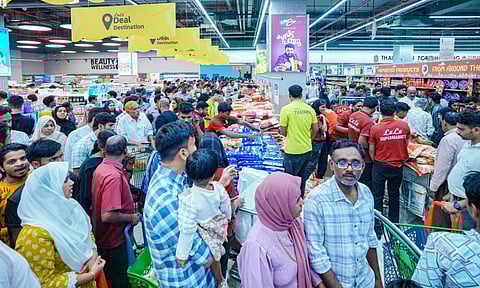 ഷോപ്പിംഗ് മാമാങ്കത്തിന് തുടക്കം; ലുലു 'ഫ്ലാറ്റ് 50' സെയിൽ ജനുവരി 11 വരെ; പുലർച്ചെ 2 മണി വരെ വിൽപന