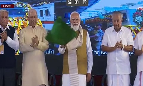 വഴിയോര കച്ചവടക്കാര്ക്ക് പ്രധാനമന്ത്രി സ്വനിധി ക്രെഡിറ്റ് കാര്ഡ്, പുതിയ ട്രെയിനുകളുടെ ഫ്ളാഗ് ഓഫ്; പ്രധാനമന്ത്രിയുടെ വരവില് കേരളത്തിന് ലഭിച്ചത്