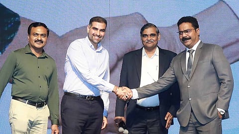 രാജീവ് വി മേത്ത - ഡയറക്ടർ, കളർഷൈൻ; സാവിയോ ലെയ്നസ് - വൈസ് പ്രസിഡന്റ്, സെയിൽസ് & മാർക്കറ്റിംഗ്, കളർഷൈൻ; ബിനു തോമസ്, മാനേജർ, സെയിൽസ് കേരള, കളർഷൈൻ; ദിവ്യകുമാർ ജെയിൻ - മാനേജിംഗ് ഡയറക്ടർ, ജയ് ഹിന്ദ് സ്റ്റീൽ എന്നിവർ കൊച്ചിയിൽ നടന്ന 'ജയ്ഹിന്ദ് - കളർഷൈൻ സംഗമം 2026'-ൽ പങ്കെടുക്കുന്നു.