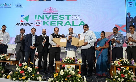 നെസ്റ്റ് ഗ്രൂപ്പ് ചെയര്മാനും മാനേജിംഗ് ഡയറക്ടറുമായ ഡോ. എന്. ജഹാംഗീര്, വ്യവസായ വകുപ്പ് അഡീഷണല് ചീഫ് സെക്രട്ടറി എ.പി.എം. മുഹമ്മദ് ഹനീഷ് എന്നിവര് കേരളത്തില് 2,000 കോടി നിക്ഷേപവുമായി ബന്ധപ്പെട്ട ധാരണാപത്രം കൈമാറുന്നു.