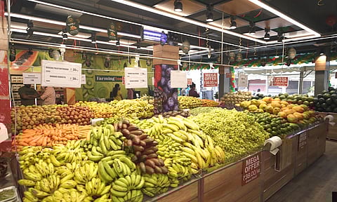 കയറ്റുമതിക്കായി വച്ച ഉത്പന്നങ്ങള് പ്രാദേശിക മാര്ക്കറ്റിലേക്ക്; കേരളത്തില് പഴം-പച്ചക്കറി വില വന്തോതില് കുറഞ്ഞേക്കും