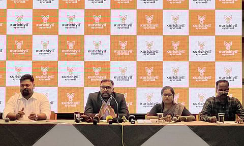 കുറിച്ചിയില് ആയുര്വേദ ഡയറക്ടര് ഡോ. ജിതിന് ജെ. കുറിച്ചിയില് സംസാരിക്കുന്നു. വൈസ് പ്രസിഡന്റ് (മാര്ക്കറ്റിംഗ് ആന്ഡ് സെയില്സ്) ശ്രീനാഥ് തുളസീധരന്, ഡയറക്ടര് ഡോ. അമ്മു മാത്യു, വൈസ് പ്രസിഡന്റ് (ഓപ്പറേഷന്സ്) ഷാജി ഇ.കെ എന്നിവര് പത്രസമ്മേളനത്തില്.