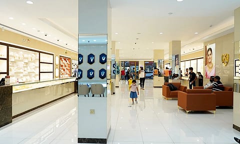 ഗള്ഫിലെ ജൂവലറികളില് സ്വര്ണം വില്ക്കാന് വന്തിരക്ക്; സ്വര്ണം പണമാക്കി മാറ്റുന്നതിന് കാരണമിതാണ്