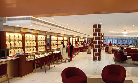 എണ്ണ താഴുമ്പോള് സ്വര്ണം വര്ധിക്കുന്നു, ഇനിയും വില കൂടുമോ? ഇന്നത്തെ നിരക്കറിയാം