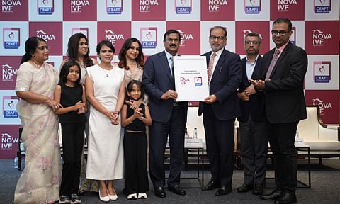 ക്രാഫ്റ്റ് ഫെര്ട്ടിലിറ്റി സെന്ററും നോവ ഐ.വി.എഫ് ഫെര്ട്ടിലിറ്റിയും തമ്മിലുള്ള സംയുക്ത സംരംഭത്തിന്റെ ധാരണപത്രം കൈമാറുന്നു.