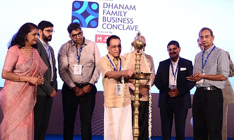ധനം ബിസിനസ് മീഡിയ സംഘടിപ്പിക്കുന്ന ധനം ഫാമിലി ബിസിനസ് കോണ്ക്ലേവ് ഉദ്ഘാടനം ചെയ്ത് കല്യാണ് ജൂവല്ലേഴ്സ് മാനേജിംഗ് ഡയറക്റ്റര് ടി.എസ്. കല്യാണരാമന് ഭദ്രദീപം തെളിയിക്കുന്നു.