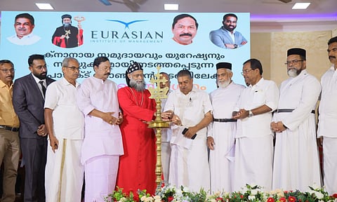 യൂറേഷ്യന് ഇന്സ്റ്റിറ്റ്യൂട്ട് ഓഫ് മാനേജ്മെന്റ് കൊച്ചിയിലും കോട്ടയത്തും തുറന്ന കോളേജുകളുടെ ഉദ്ഘാടനം മന്ത്രി സജി ചെറിയാന് നിര്വഹിച്ചപ്പോള്.