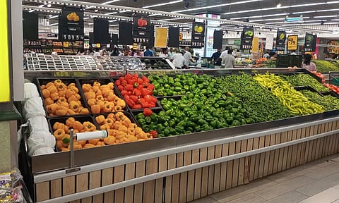 അനാവശ്യ ചെലവഴിക്കലുകള് ഒഴിവാക്കി ഉപയോക്താക്കള്, വില്പന ഇടിയുന്നു; യുദ്ധവും പിരിച്ചുവിടലും പ്രതിസന്ധിയാകുന്നു