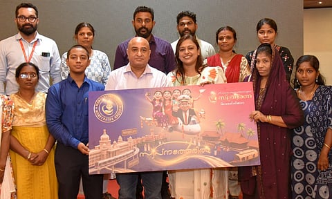 ബാങ്കിംഗ് ഇതര ധനകാര്യ സ്ഥാപനമായ മണിരത്ന ഗ്രൂപ്പ് വനിതകള്ക്ക് സൗജന്യമായി ഒരുക്കുന്ന വിമാനയാത്രയുടെ ടിക്കറ്റ് ഗ്രൂപ്പ് ചെയര്മാന് എസ്.വി.മണികണ്ഠന്, മാനേജിംഗ് ഡയറക്ടര് ധന്യ മണികണ്ഠന്, സിദ്ധര്ഥ് മേനോന് എന്നിവര് ചേര്ന്ന് നറുക്കെടുപ്പില് വിജയികളായ വീട്ടമ്മമാര്ക്ക് സമ്മാനിക്കുന്നു. ജനറല് മാനേജര് സി.പി പ്രമോദ്, മൈക്രോഫിനാന്സ് ഓപ്പറേഷണല് ഹെഡ് എന്. പി പ്രജിന് എന്നിവര് സമീപം.