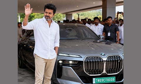 വിജയ്ക്കൊപ്പം നിഴല്പോലെ ഈ 'ഇലക്ട്രിക്' കരുത്ത്; രാഷ്ട്രീയ വേദികളിലെ താരം 2 കോടിയുടെ ബിഎംഡബ്ല്യു!