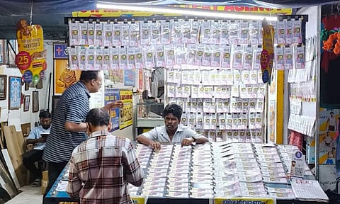 അതിഥി തൊഴിലാളികളുടെ നാടുവിടല് ലോട്ടറി വില്പനയുടെ നടുവൊടിച്ചു; വാങ്ങാനാളില്ല, കച്ചവടക്കാര് പ്രതിസന്ധിയില്