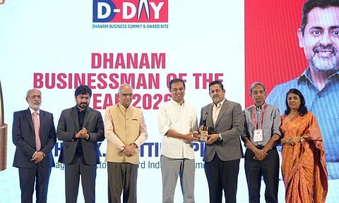 കൊച്ചി ലെ മെറിഡിയന് കണ്വെന്ഷന് സെന്ററില് നടന്ന ധനം ബിസിനസ് സമ്മിറ്റ് ആന്ഡ് അവാര്ഡ് നൈറ്റില് വച്ച് മന്ത്രി റോജി എം ജോണില് നിന്ന് വി ഗാര്ഡ് ഇന്ഡസ്ട്രീസ് ലിമിറ്റഡ് മാനേജിംഗ് ഡയറക്ടര് മിഥുന് ചിറ്റിലപ്പിള്ളി അവാര്ഡ് ഏറ്റുവാങ്ങുന്നു.