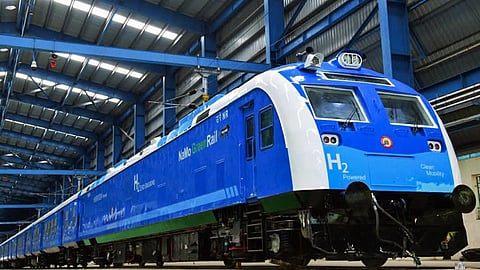 356 കിലോമീറ്റര് യാത്രയ്ക്ക് വെറും 300 കിലോ ഹൈഡ്രജന്! ഇന്ത്യയുടെ തലവര മാറ്റാന് പുതിയ വിപ്ലവം; ആദ്യ ഹൈഡ്രജന് ട്രെയിന് നാളെ ട്രാക്കില്