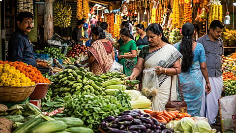 പ്രളയത്തില് സ്റ്റോക്ക് വെള്ളത്തിലായി വ്യാപാരികള്, കാര്ഷിക വിളകളും മുങ്ങി; കേരളത്തെ കാത്തിരിക്കുന്നത് വിലക്കയറ്റത്തിന്റെ ഓണമോ?