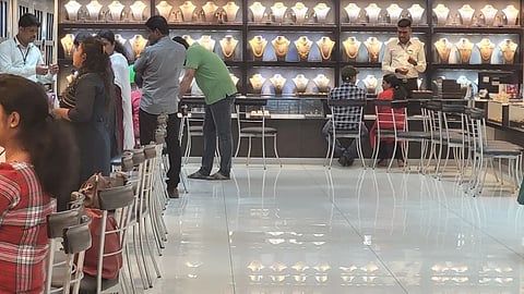 വീണ്ടും സ്വര്ണത്തില് വര്ധന, ഒറ്റദിവസം കൂടിയത് പവന് ₹880; ആഗോള കാരണങ്ങള് കേരള വിപണിയെ ബാധിക്കുമോ?
