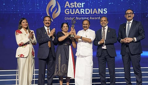 മുഖ്യമന്ത്രി വി.ഡി. സതീശന്, ആസ്റ്റര് ഡിഎം ക്വാളിറ്റി കെയര് ലിമിറ്റഡ് എക്സിക്യൂട്ടീവ് ചെയര്മാനുമായ ഡോ. ആസാദ് മൂപ്പന്, ആസ്റ്റര് ഡിഎം ക്വാളിറ്റി കെയര് ലിമിറ്റഡ് എക്സിക്യൂട്ടീവ് ഡയറക്ടര് അലീഷ മൂപ്പന്, ആസ്റ്റര് ഡിഎം ക്വാളിറ്റി കെയര് ലിമിറ്റഡ് ഡയറക്ടര് ടി.ജെ. വില്സണ്, ആസ്റ്റര് ഡിഎം ക്വാളിറ്റി കെയര് ലിമിറ്റഡ് മാനേജിംഗ് ഡയറക്ടറും ഗ്രൂപ്പ് സിഇഒയുമായ വരുണ് ഖന്ന എന്നിവര് ചേര്ന്ന് നഴ്സ് അജിമോള് പ്രദീപിന് ആസ്റ്റര് ഗാര്ഡിയന്സ് ഗ്ലോബല് നഴ്സിംഗ് അവാര്ഡ് 2026 പുരസ്കാരം സമ്മാനിക്കുന്നു.