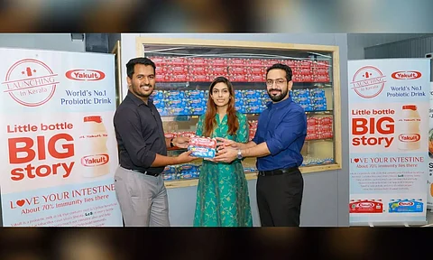 ഫോട്ടോ ക്യാപ്ഷന്: യാകുള്ടിന്റെ കേരളത്തിലെ വിപണനോദ്ഘാടനം കൊച്ചിയിലെ ഹോസ്റ്റ് ഹോസ്പിറ്റാലിറ്റി സ്റ്റോറില് നടന്ന ചടങ്ങില് വിതരണക്കാരായ ചോയ്സ് സ്പെഷ്യാലിറ്റി ഫുഡ് പ്രൊഡക്റ്റ്സ് ഡയറക്ടര് അരുണ് ആന്റണിയില് നിന്ന് യാകുള്ട് സ്വീകരിച്ച് ഡോ ജോര്ജ് പോള്, ഡോ റോഷന് മേരി തോമസ് എന്നിവര് നിര്വഹിക്കുന്നു